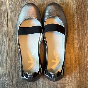 Anne Klein size 9 ballet flats shimmer with a black strap
